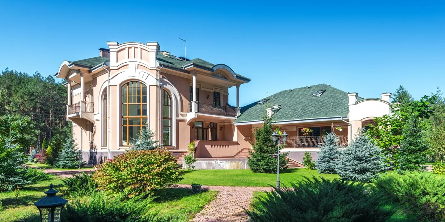 Villa exterior with insulated wall and roof systems